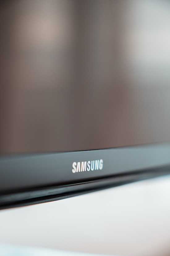 Best-Methods-to-Fix-Samsung-TV-Half-Black-Screen-or-Dark-Screen-on-One-Side-Issue